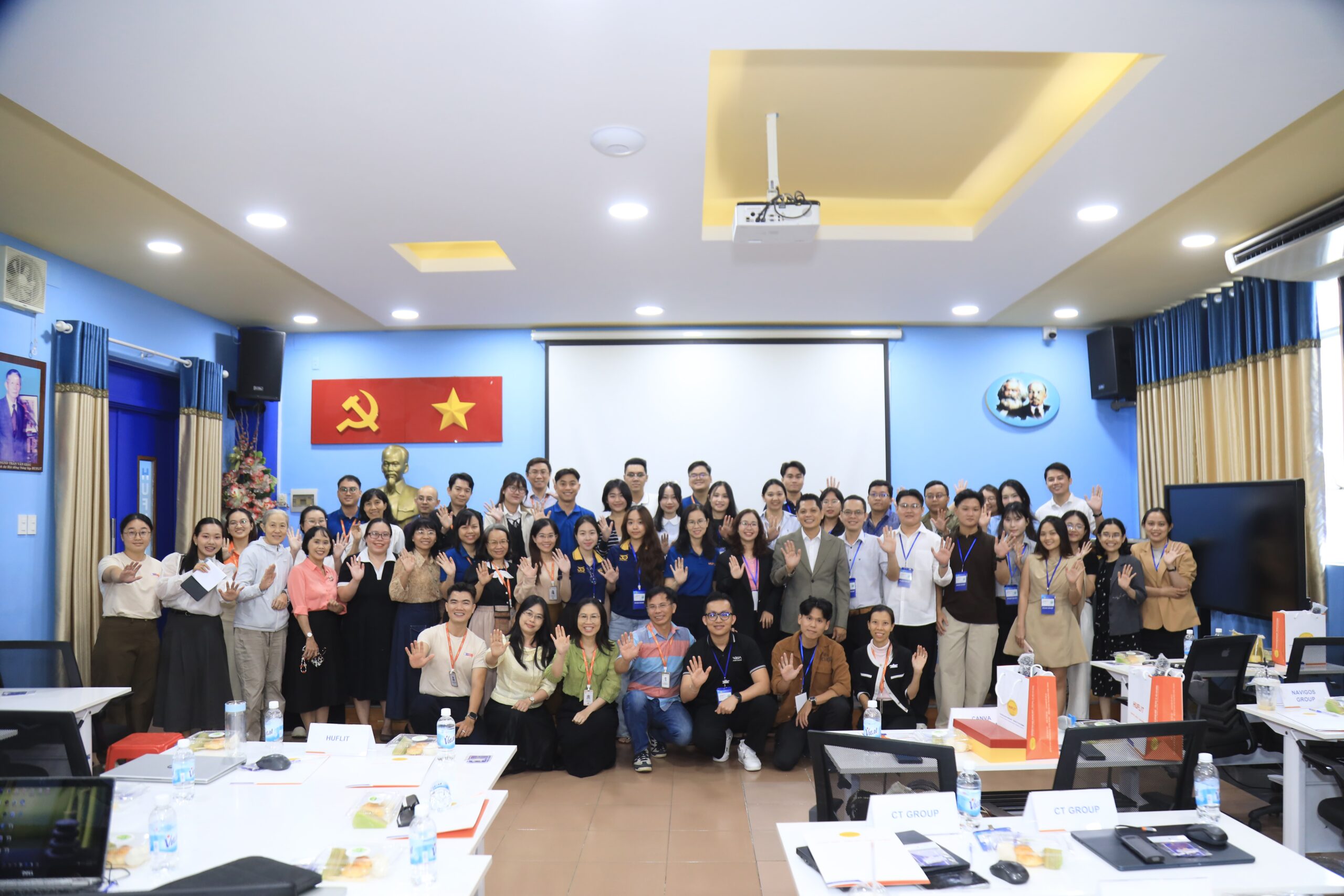 Chụp hình tập thể 80 đại biểu