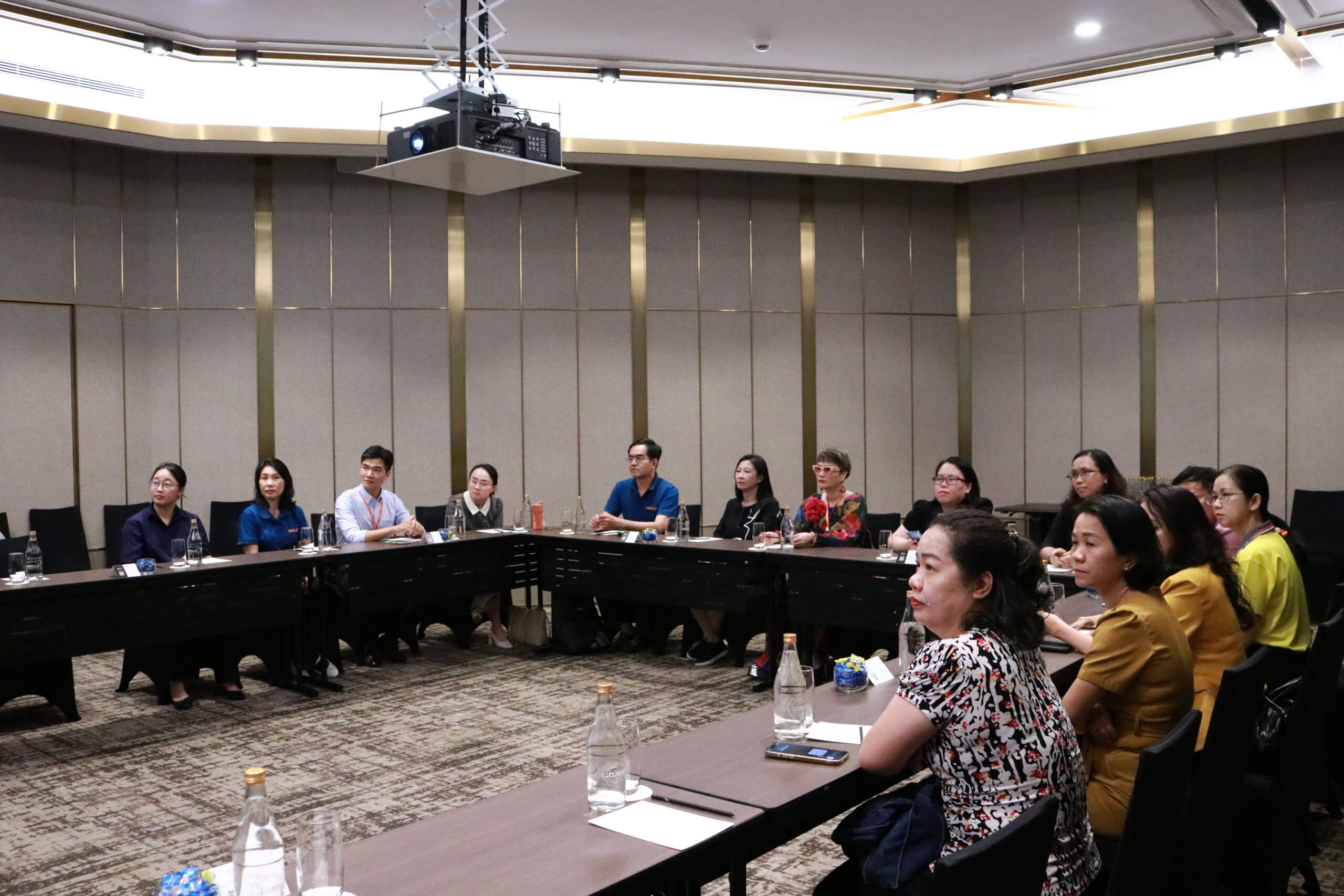 Đoàn giảng viên HUFLIT làm việc tại Vinpearl Landmark 81 Autograph Collection