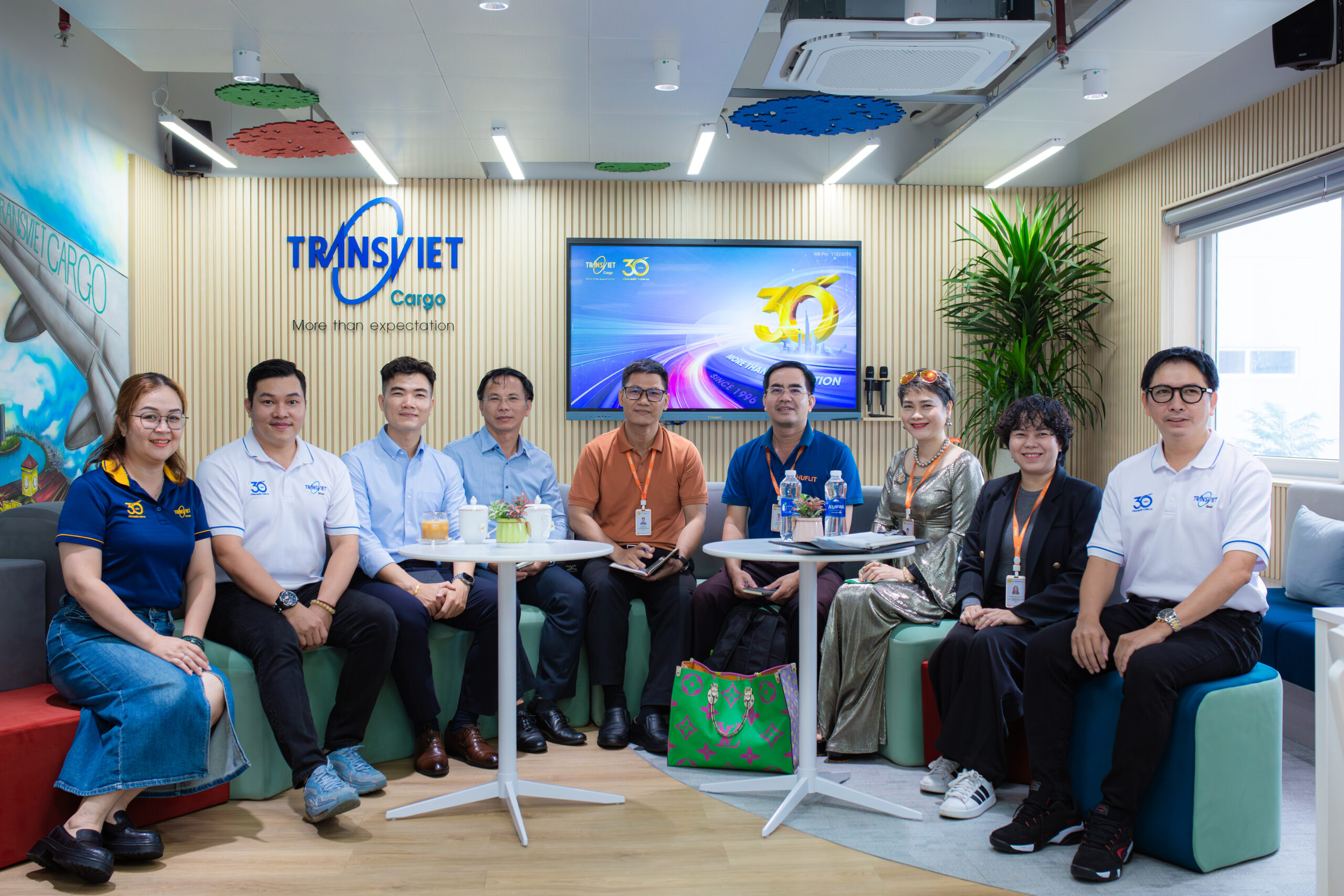 Đoàn công tác HUFLIT làm việc tại TransViet Cargo
